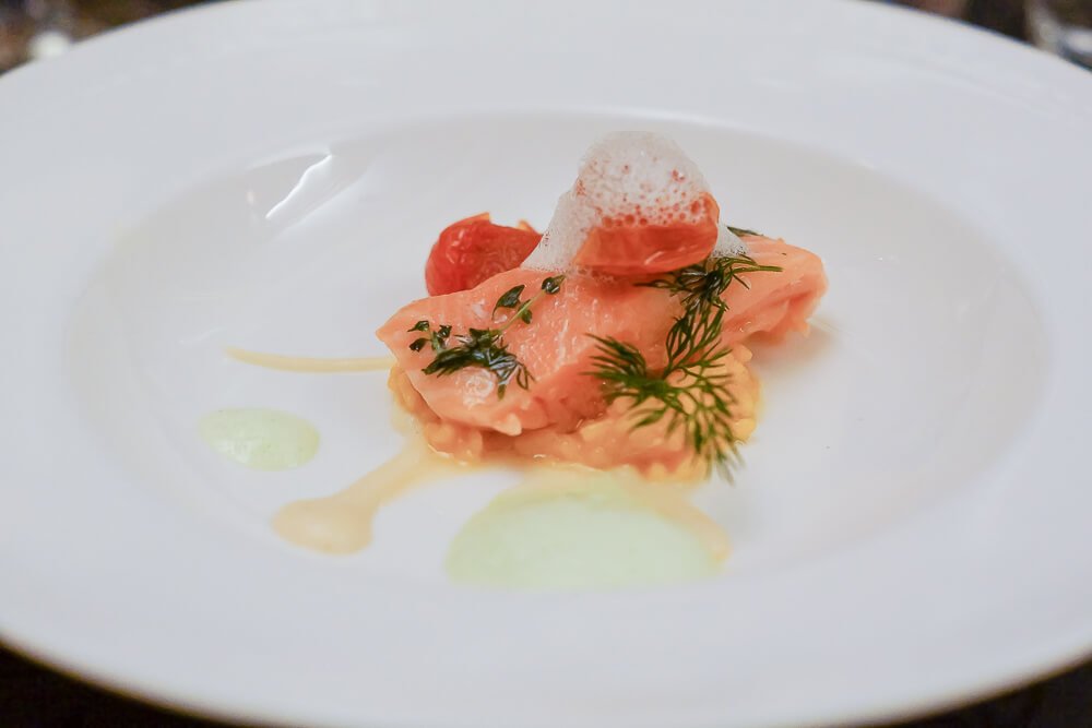 Schottischer Lachs confiert auf Kohlrabipüree und Cherry Tomaten