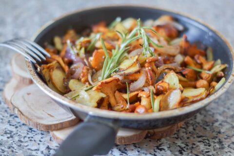 Bratkartoffeln mit Pfifferlingen und Zwiebeln