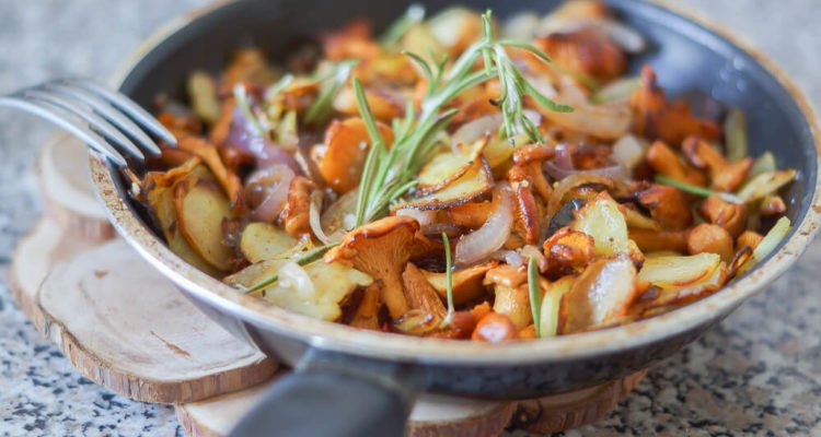Bratkartoffeln mit Pfifferlingen und Zwiebeln