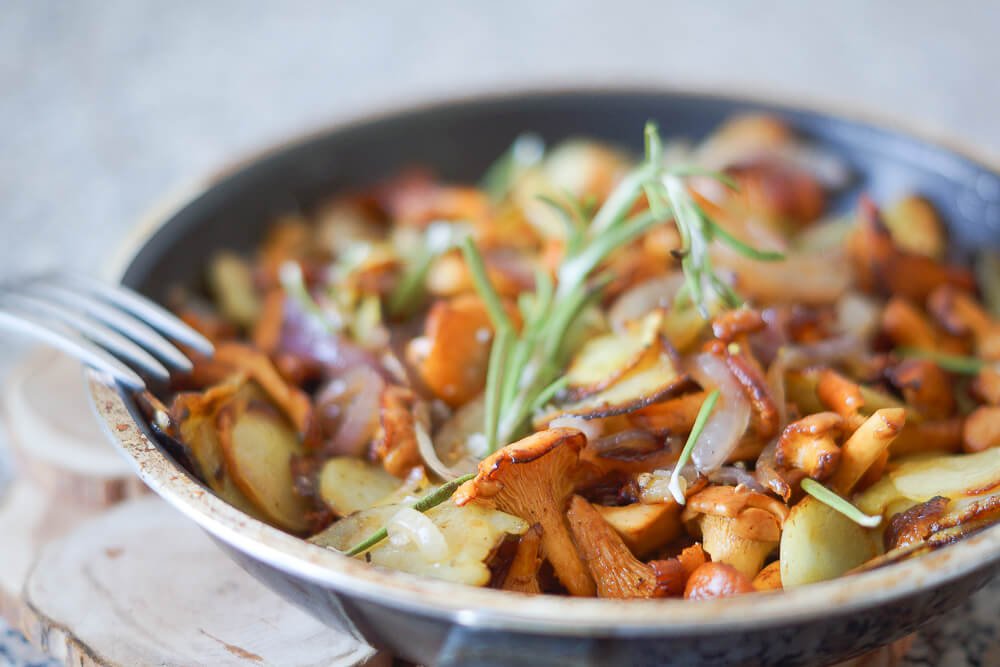 Bratkartoffeln mit Pfifferlingen und roten Zwiebeln
