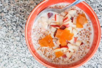 Buchweizen-Porridge mit Pfirsich und gepickelter Wassermelone