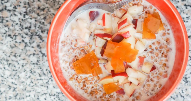 Buchweizen-Porridge mit Pfirsich und gepickelter Wassermelone