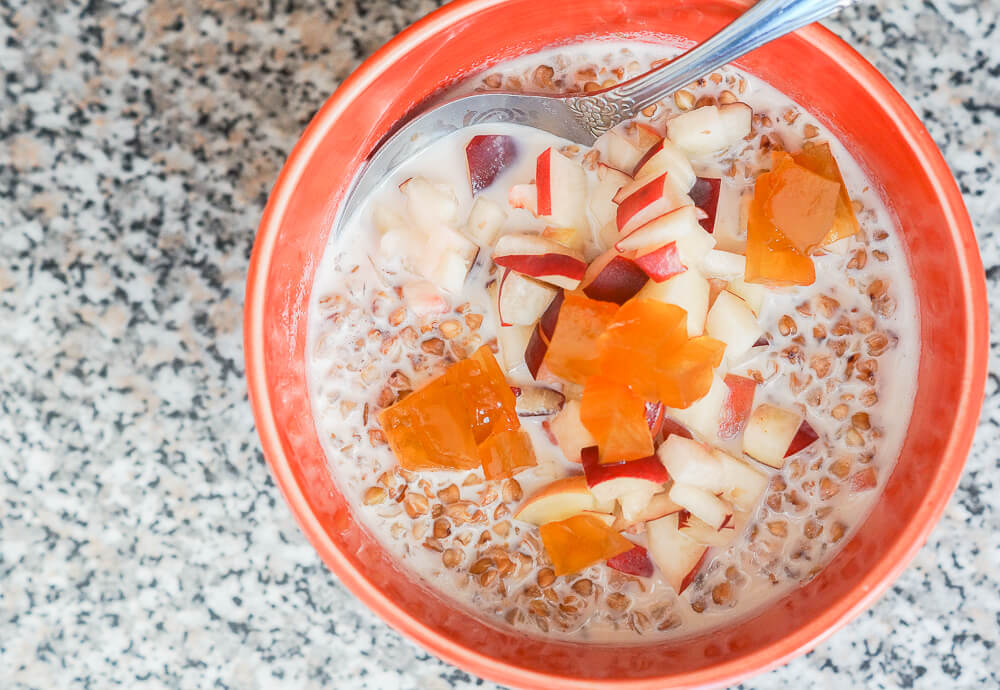Buchweizen-Porridge mit Pfirsich und gepickelter Wassermelone