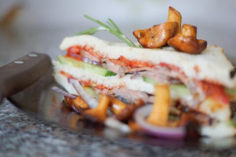 Dry-Aged Beef Steak Sandwich mit Pfifferlingen und Rosmarin