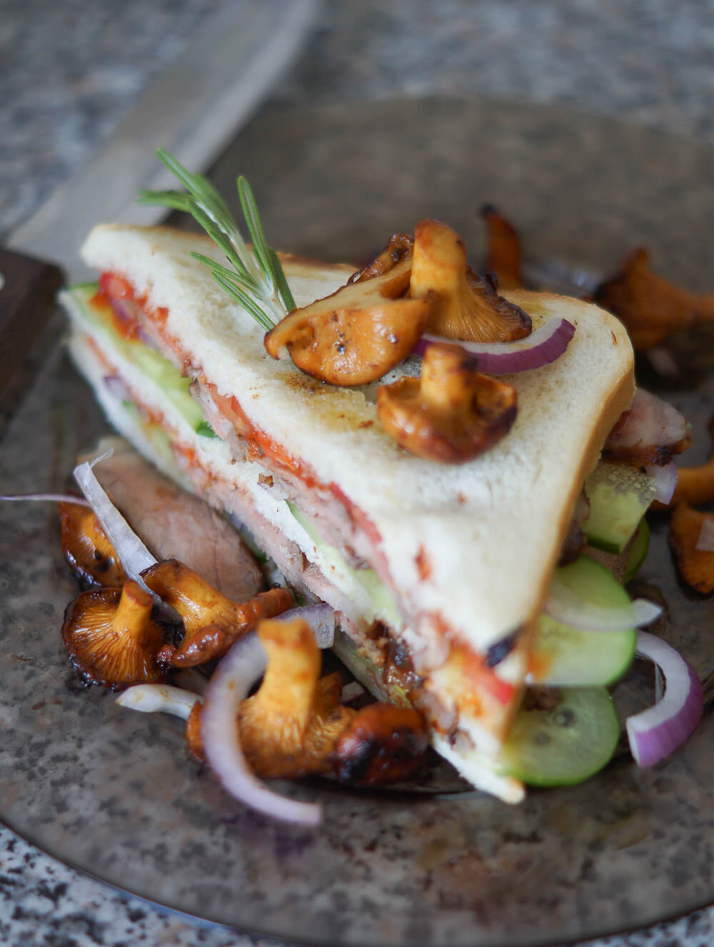 Dry-Aged Beef Steak Sandwich mit Pfifferlingen und roten Zwiebeln