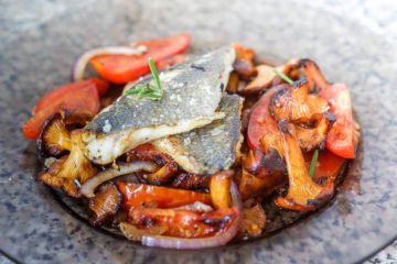 Seebrassen-Filet mit karamellisierten Tomaten und Pfifferlingen
