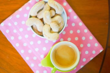 Vanillekipfel mit Espresso