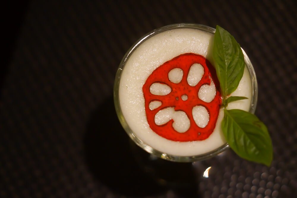 Black Thai Restaurant Moskau - Pandan Cocktail mit Lotus und Basilikum