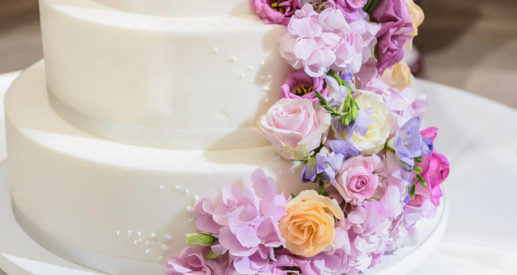 Wundervolle Dekorationen für Hochzeitstorten
