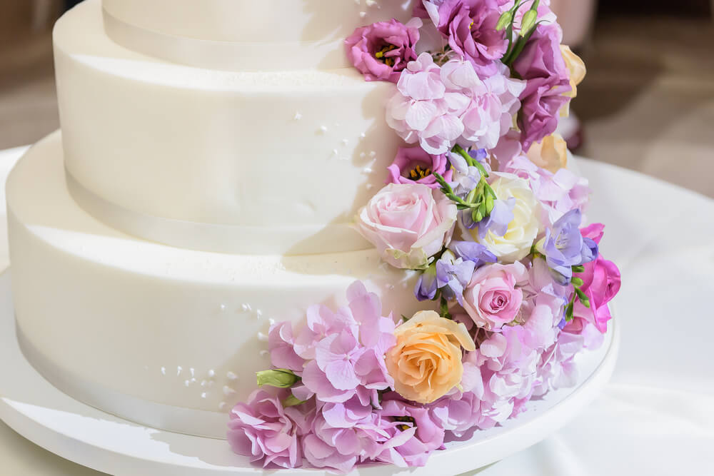 Wundervolle Dekorationen für Hochzeitstorten