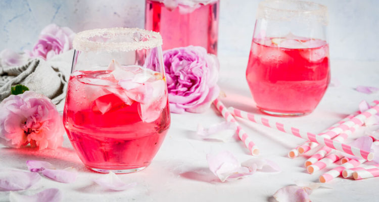 Pink Rose-Gin Cocktail mit Rosenlimonade