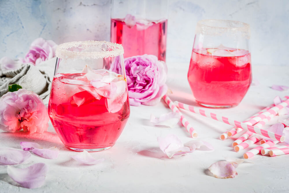Pink Rose-Gin Cocktail mit Rosenlimonade