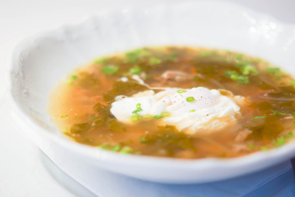 Grand-Café Dr. Zhivago - Grüne Schii Suppe mit pochiertem Ei