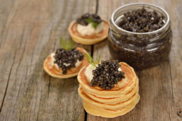 Kaviar vom Stör mit Blini und Schmand