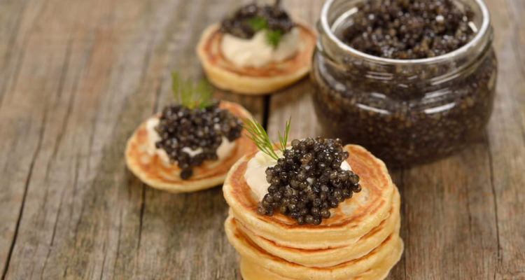 Kaviar vom Stör mit Blini und Schmand
