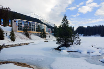 Revier Mountain Lodge Lenzerheide - Aussenansicht 3 mit Seeblick