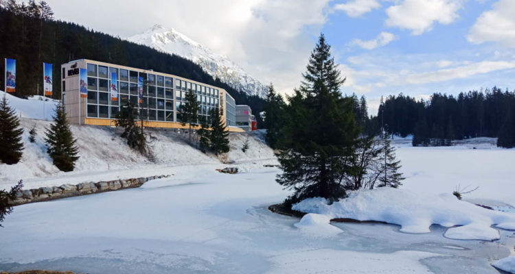 Revier Mountain Lodge Lenzerheide - Aussenansicht 3 mit Seeblick