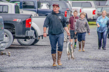 Kodiak, Alaska USA - Familie beim Lachs Angeln