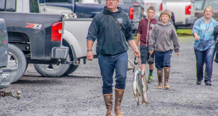 Kodiak, Alaska USA - Familie beim Lachs Angeln