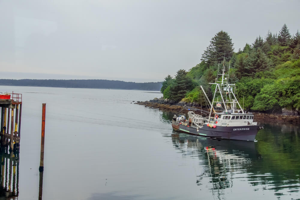 Kodiak, Alaska USA - Fischereischiff kommt in den Hafen