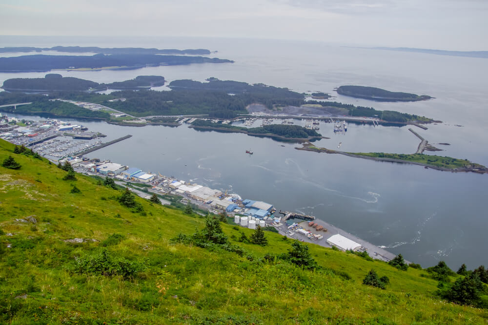 Kodiak, Alaska USA - Hafen und Berge von Kodiak