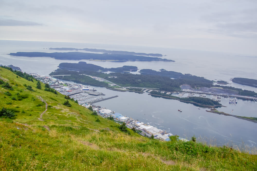 Kodiak, Alaska USA - Sicht von den Bergen auf den Hafen