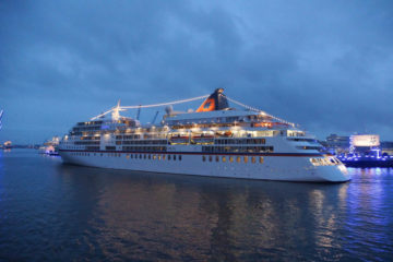MS Europa 2 trifft MS Europa in Hamburg