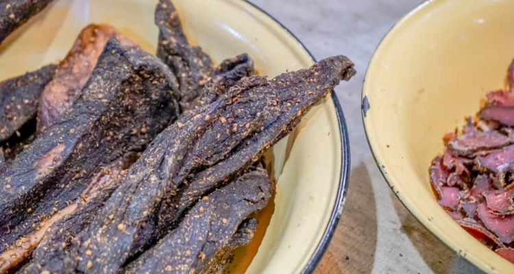 Schüsseln mit Biltong Fleisch