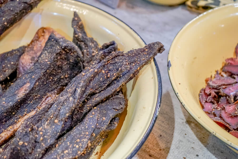 Schüsseln mit Biltong Fleisch