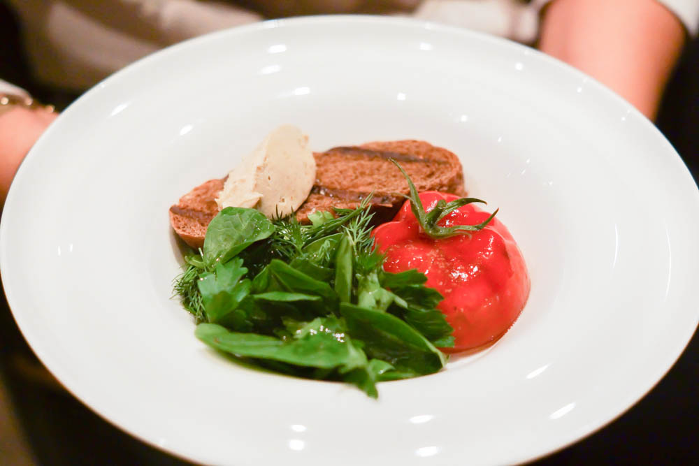 The Repa Restaurant - Fake Tomate mit feiner Fleischfüllung
