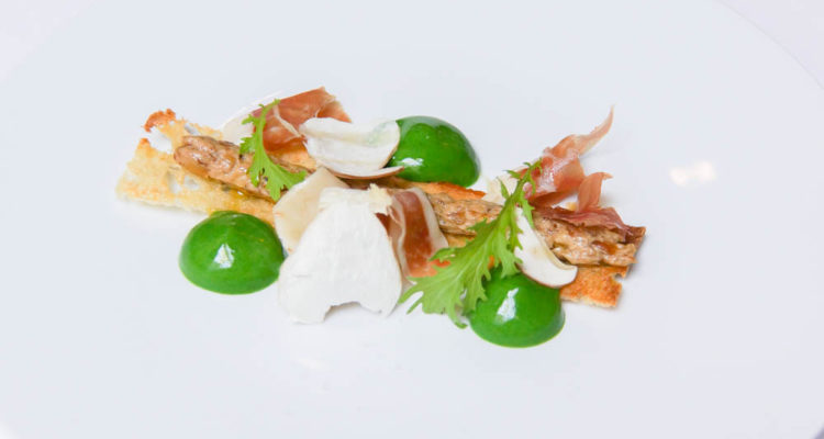 Iberischer Schinken, Crostini, Trüffel-Spargelpüree, Basilikum und Steinpilz