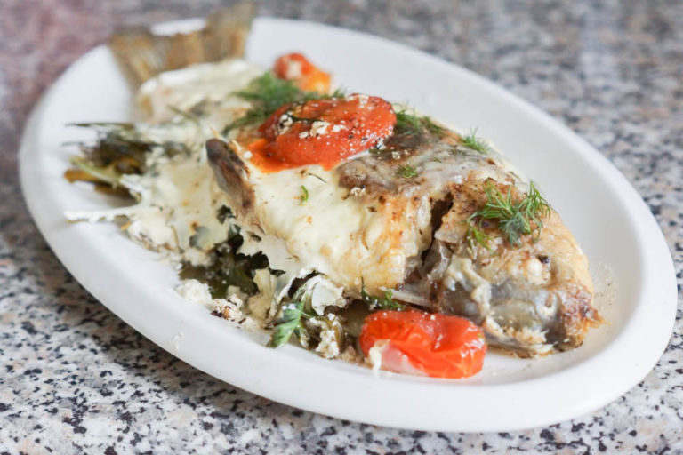 Karausche mit Kräuterfüllung, Smetana und Tomaten - Saftiger Fischgenuss