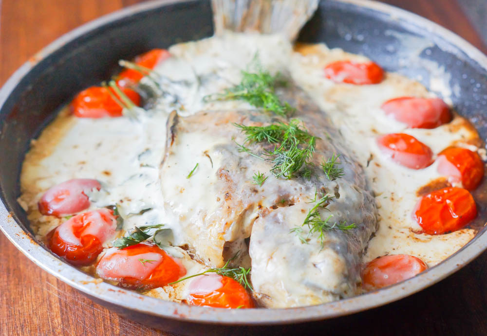 Karausche mit Kräuterfüllung, Smetana und Tomaten - Saftiger Fischgenuss