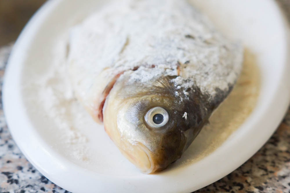 Karausche mit Kräuterfüllung, Smetana und Tomaten - Saftiger Fischgenuss