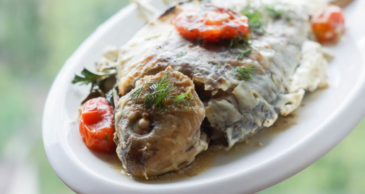 Karausche mit Kräuterfüllung, Smetana und Tomaten