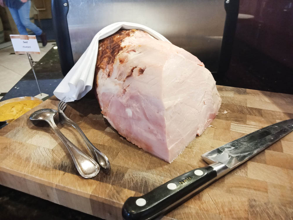 Waldhotel National in Arosa - Bratenaufschnitt zum Frühstück
