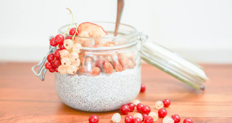 Chia-Pudding mit Johannisbeeren und Haselnüssen