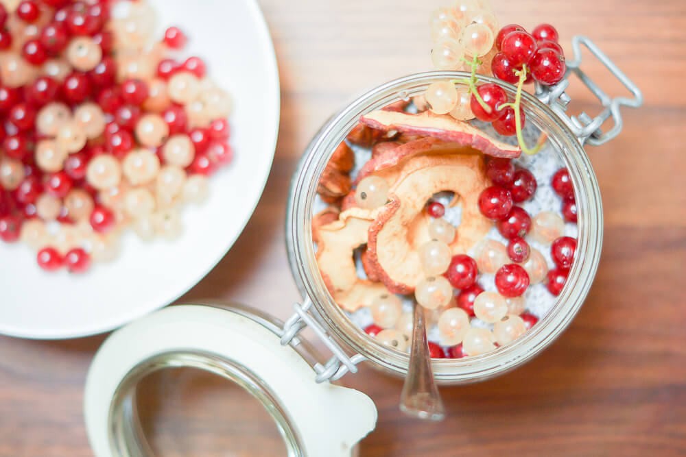 Chia-Pudding mit Johannisbeeren und Haselnüssen -Frontansicht