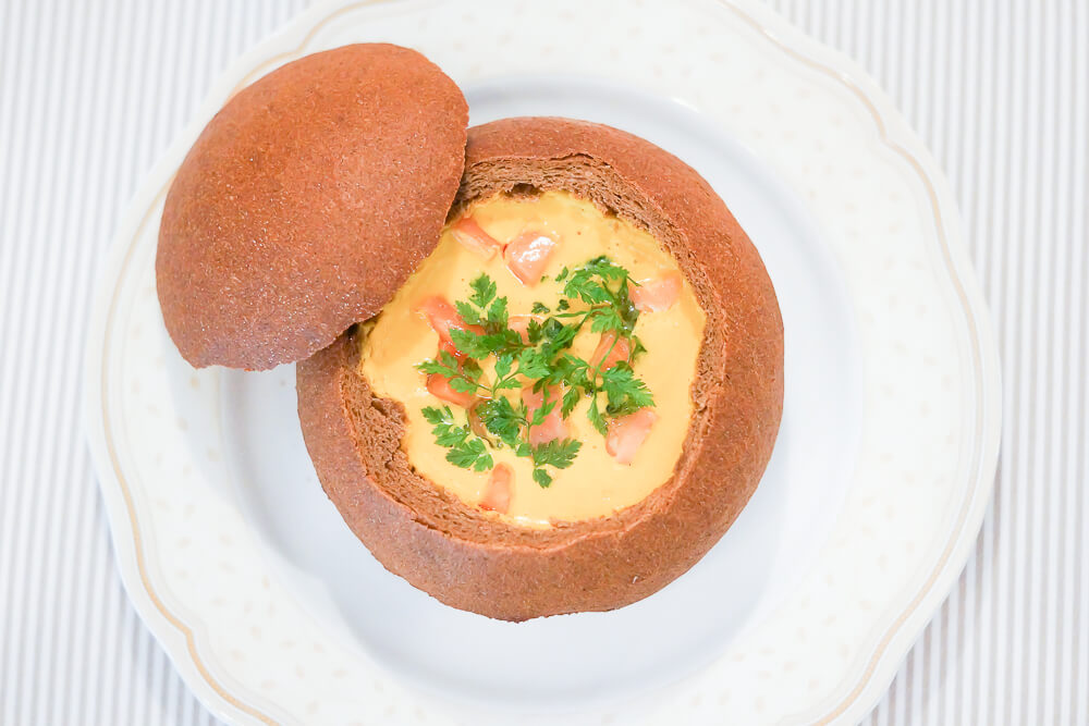 FermA Restaurant St. Petersburg - Suppen nett angerichtet im Brot