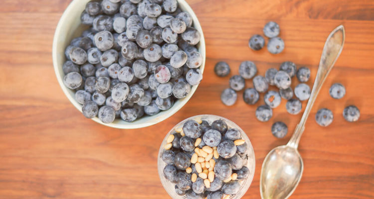 Rezept - Chiapudding mit Blaubeeren und Pinienkernen -4