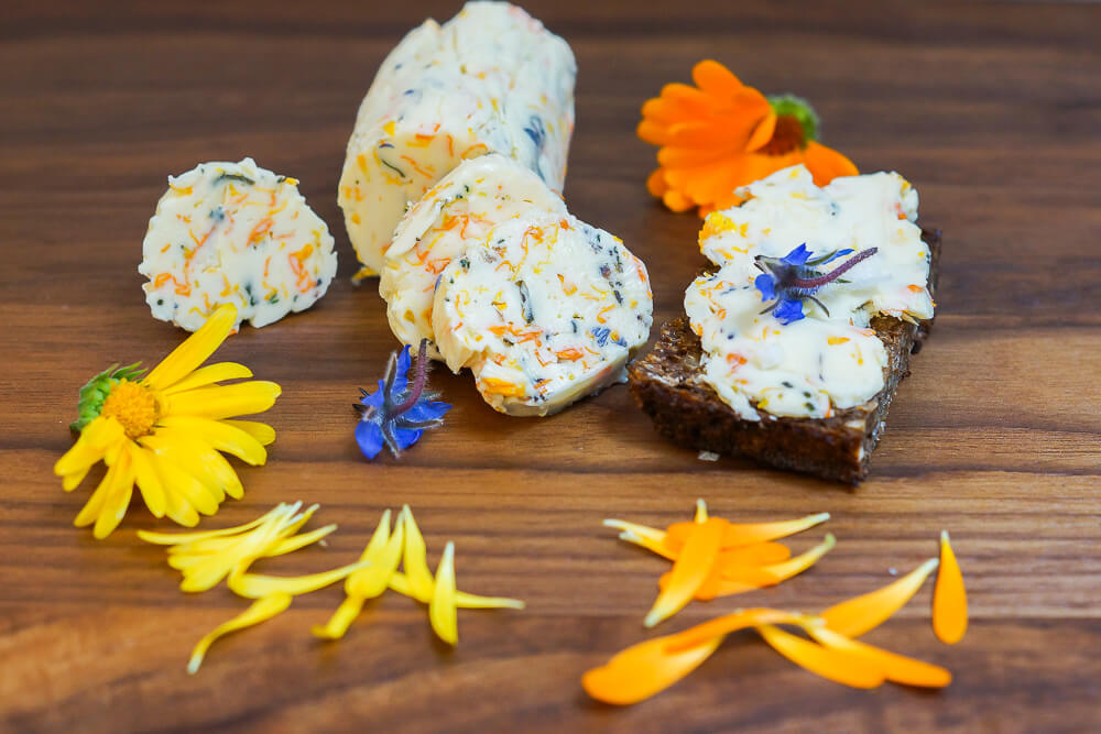 Ringelblumen-Butter mit Borretschblüten - Farbenfroh &amp; Sommerlich