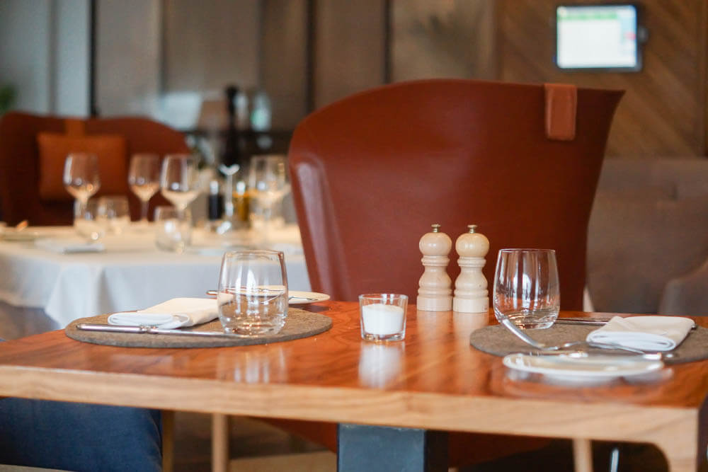 Selfie Restaurant Moskau - aufgeräumtes Tischdesign