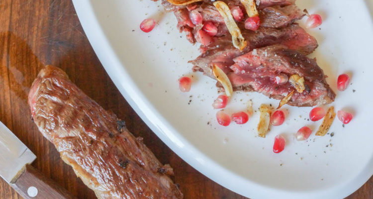 Bavette Steak mit Knoblauch und Granatapfelkernen