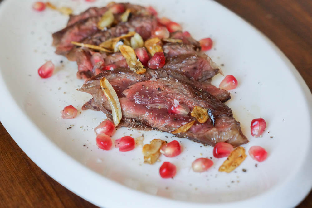 Bavette-Steak mit Knoblauch und Granatapfel - Köstliche Idee zur ...