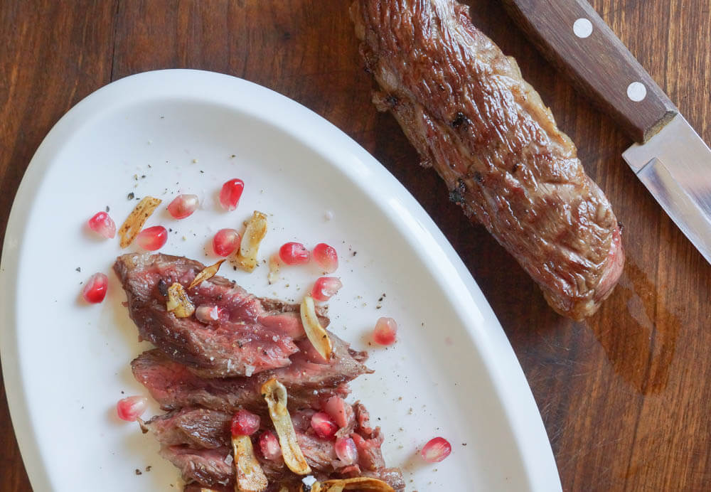 Bavette-Steak mit Knoblauch und Granatapfel - Köstliche Idee zur ...