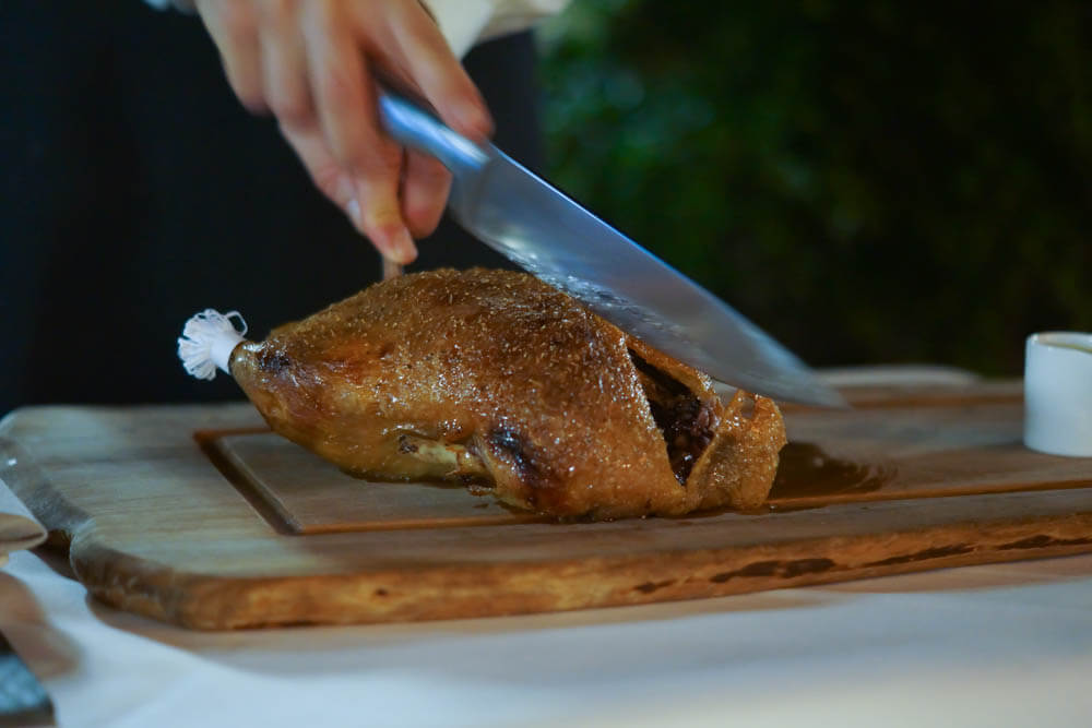 Restaurant ENTE Wiesbaden - Ente fachgerecht am Tisch tranchiert