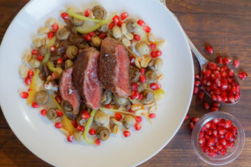 Rinderfilet und lauwarmer Salat aus Champignon, Granatapfel und Erdnüssen