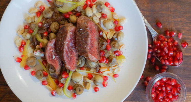 Rinderfilet und lauwarmer Salat aus Champignon, Granatapfel und Erdnüssen