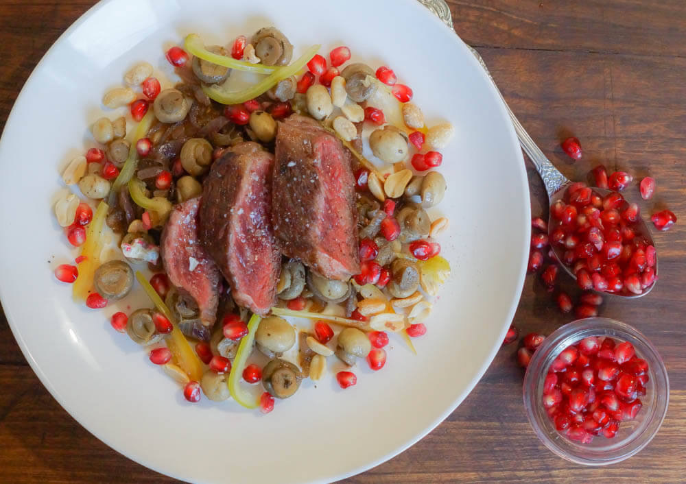 Rinderfilet und lauwarmer Salat aus Champignon, Granatapfel und Erdnüssen