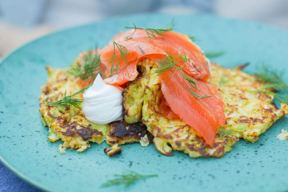 Zucchini-Reibekuchen mit Räucherlachs und Crème fraîche